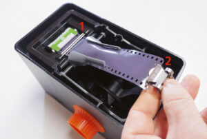 Die LAB-BOX: Der Film ist eingespannt, der Filmanfang wird wird an der Entwicklungsspule fixiert