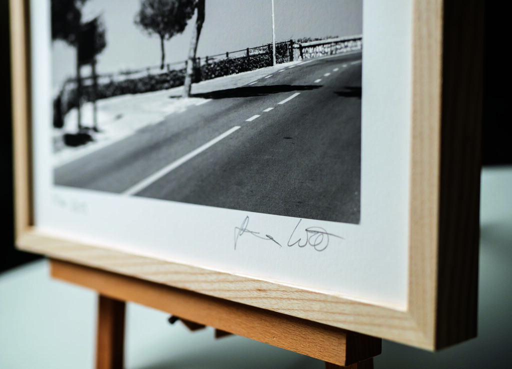 Die Naturholzleiste passt zu einem warmtonigen, also naturfarbenen Passepartout-Karton. Bei der Wahl des zu bedruckenden Papiers achten wir darauf, dass das Papierweiß des Prints passend ist © Hermann Will