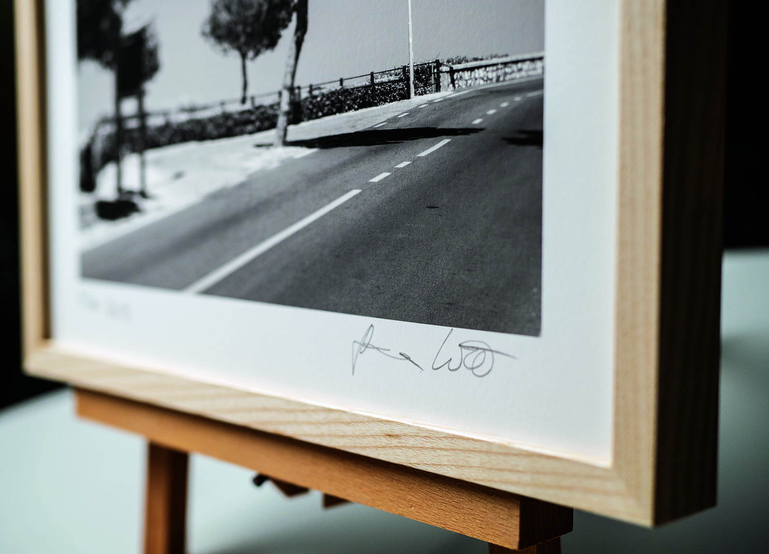 Die Naturholzleiste passt zu einem warmtonigen, also naturfarbenen Passepartout-Karton. Bei der Wahl des zu bedruckenden Papiers achten wir darauf, dass das Papierweiß des Prints passend ist © Hermann Will