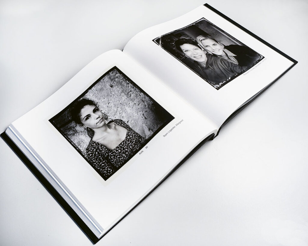 Das Album zum selber drucken wird dann zu Herausforderung, wenn man die Bögen beidseitig bedruckt. Ein soclhes Album besteht aus Vorder- und Rückdeckel, Schraubenset, gelochten und gerillten Seiten und wird nach dem bedrucken der Bögen zusammen montiert.