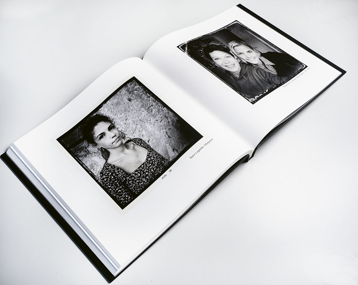 Das Album zum selber drucken wird dann zu Herausforderung, wenn man die Bögen beidseitig bedruckt. Ein soclhes Album besteht aus Vorder- und Rückdeckel, Schraubenset, gelochten und gerillten Seiten und wird nach dem bedrucken der Bögen zusammen montiert.