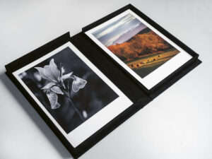 Eine Portfolio-Box ist ideal, um jederzeit die interessantesten Prints zusammenzustellen. Vermutlich genügt in den meisten Fällen A4, da größere Formate beim Vorzeigen sehr viel Platz beanspruchen.