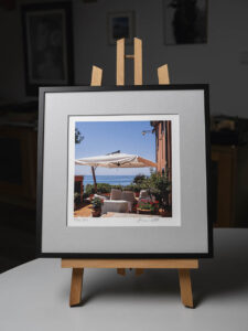 Schwarze Leiste, graues Passepartout im Rahmen von Halbe, Format 30 x 30 cm. Diese Kombination wird durch die sommerlichen Farben des Motivs stimmig ergänzt. Die etwa 10 mm Weißraum rund ums Motiv lenken den Blick des Betrachters noch stärker auf das Motiv.