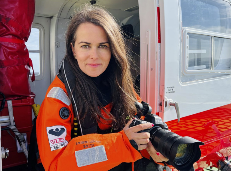 Esther Horvath ist küsntlerische Schirmfrau des Fotogipel 2026. Horvath fotografiert vorwiegend bei Expeditionen im arktsichen Eis. © Manuel Ernst