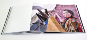 Die Schamanin schenkt Kettners Kamera einen fragenden Blick