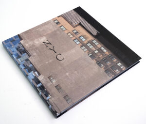 Buch von Angelika Noack, New York City. Die Autorin nutzt die drei Buchstaben der Faswade für ihr Ttelbild