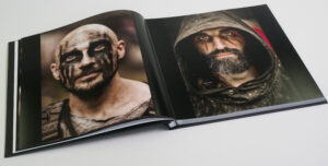 Klarer Blick in die Kamera. Peter Ziegler hatte nach einem Gespräch mit den Akteuren engagierte Modelle für seine Porträts